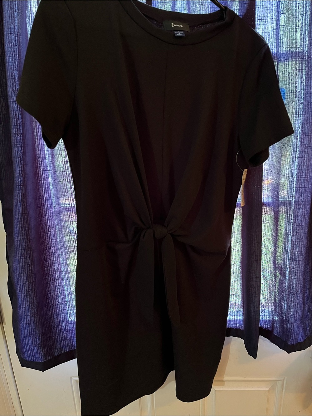 JUNIOR’s Large black dress with tie